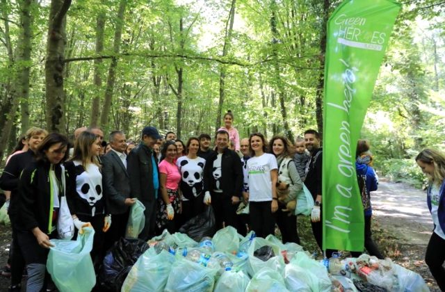 İBB Başkanı Ekrem İmamoğlu, Dünya Temizlik Günü kapsamında çöp topladı