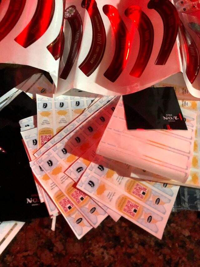 İstanbul'da eğlence mekanlarına baskın! Konsomatrisler masaların altından çıktı İstanbul'da eğlence mekanlarına baskın! Konsomatrisler masaların altından çıktı
