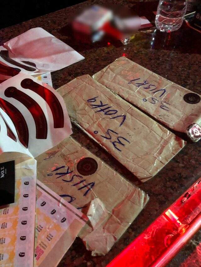 İstanbul'da eğlence mekanlarına baskın! Konsomatrisler masaların altından çıktı İstanbul'da eğlence mekanlarına baskın! Konsomatrisler masaların altından çıktı