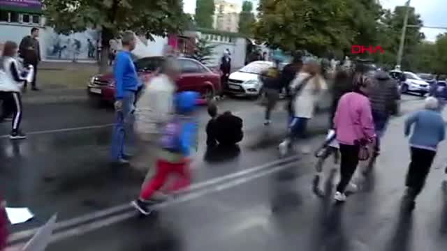 Kadın sürücü aracını, yol kapatan eylemcilerin üzerine sürerek 5 kişiyi yaraladı