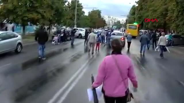Kadın sürücü aracını, yol kapatan eylemcilerin üzerine sürerek 5 kişiyi yaraladı