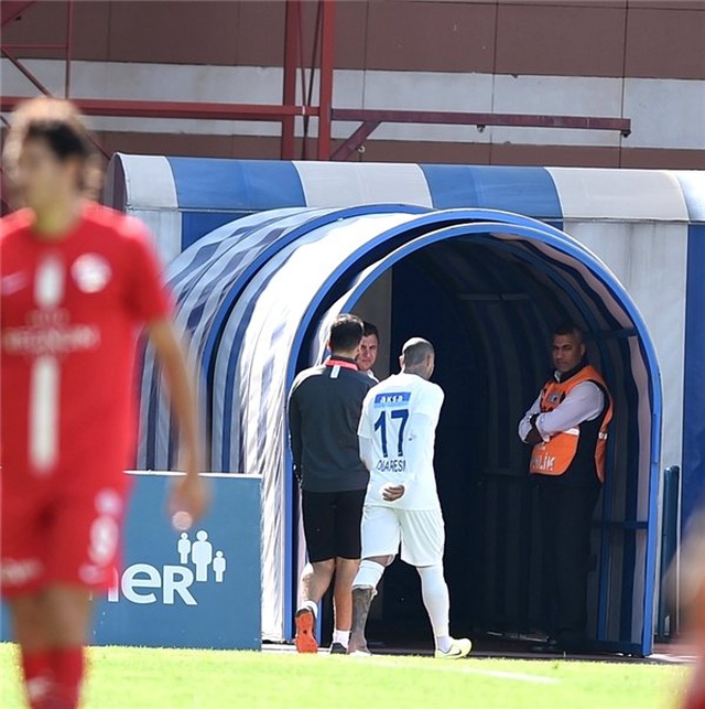 Kramponu vurdu ve çıktı! Quaresma...