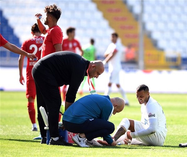 Kramponu vurdu ve çıktı! Quaresma...