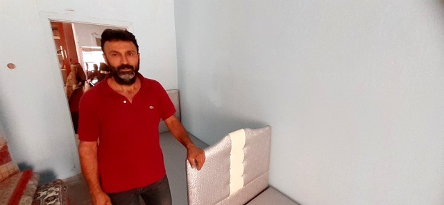 Çöpten topladığı tahta, sünger ve parkelerden baza yapıp satıyor