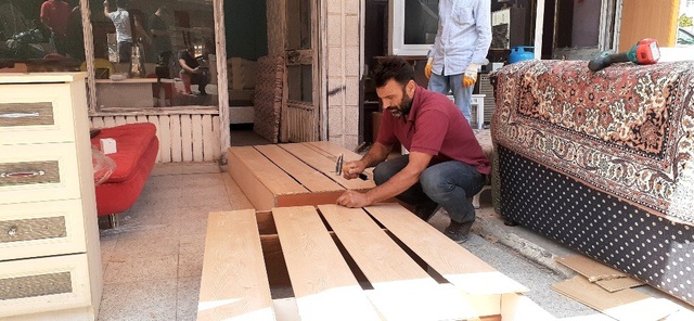 Çöpten topladığı tahta, sünger ve parkelerden baza yapıp satıyor
