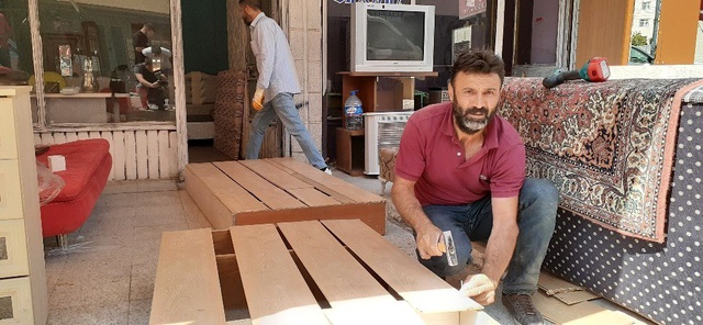 Çöpten topladığı tahta, sünger ve parkelerden baza yapıp satıyor