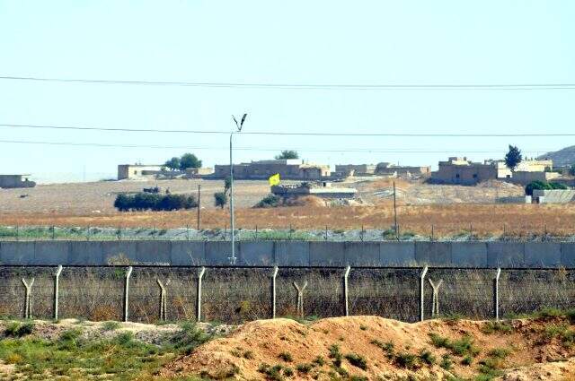 Terör örgütü sınırın sıfır noktasında mevzilendi Terör örgütü YPG sınırın sıfır noktasında mevzilendi, sürekli yangın çıkarıyorlar