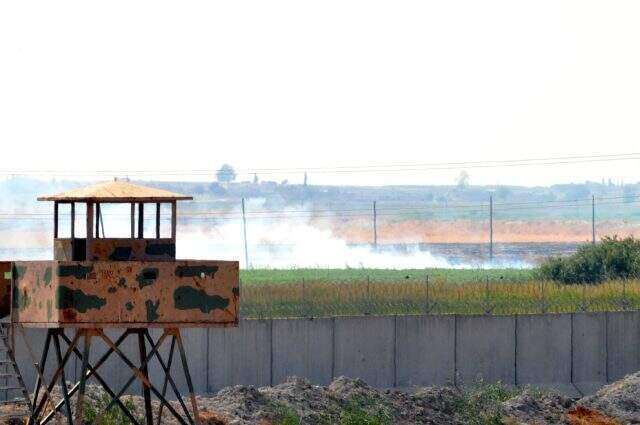 Terör örgütü YPG sınırın sıfır noktasında mevzilendi Terör örgütü YPG sınırın sıfır noktasında mevzilendi, sürekli yangın çıkarıyorlar