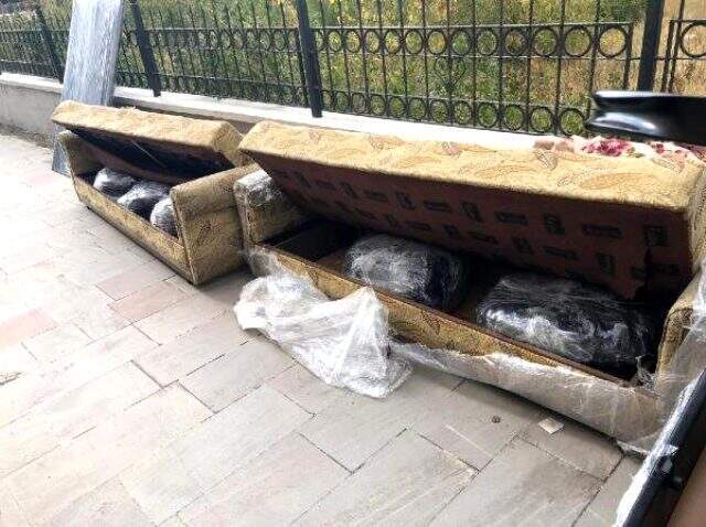 Baza ve kanepeden 105 kilo esrar çıktı Nakliye firmasının taşıdığı baza ve kanepeden 105 kilo esrar çıktı