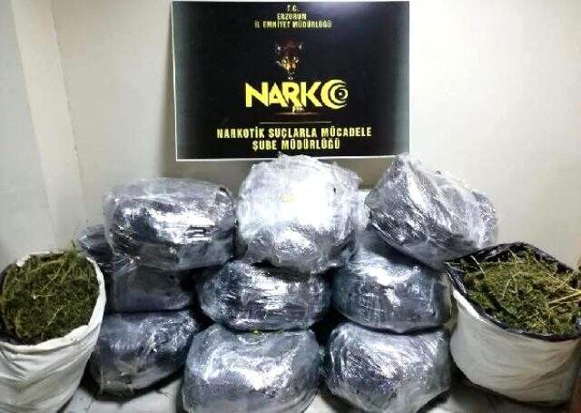 Baza ve kanepeden 105 kilo esrar çıktı Nakliye firmasının taşıdığı baza ve kanepeden 105 kilo esrar çıktı