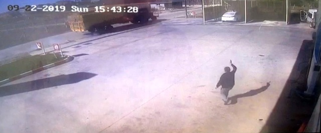 Saman yüklü traktörün römorku benzin istasyonuna 200 metre kala alev aldı