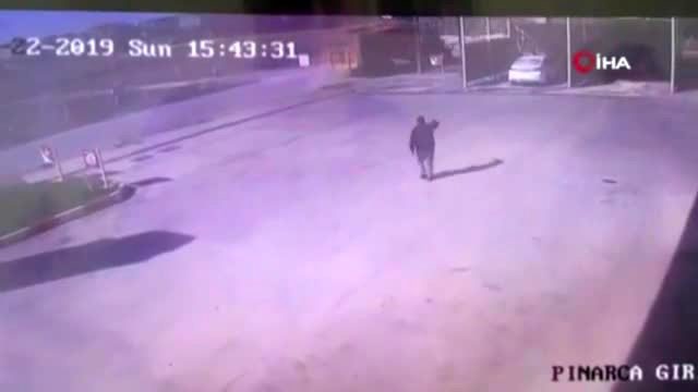 Saman yüklü traktörün römorku benzin istasyonuna 200 metre kala alev aldı