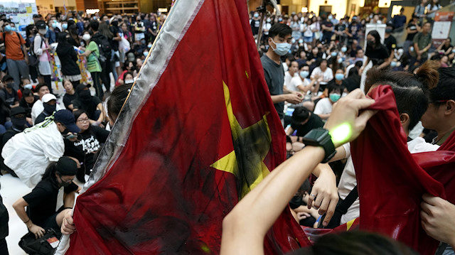 Hong Kong'da sular durulmuyor: Çin bayrağı nehre atıldı