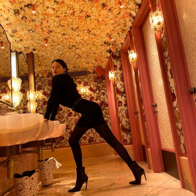 Ünlü manken Adriana Lima'dan mini etekli tuvalet pozu