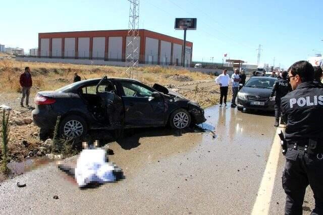 Eşini birliğine teslim edip dönen kadın, kazada çocuğu ile can verdi