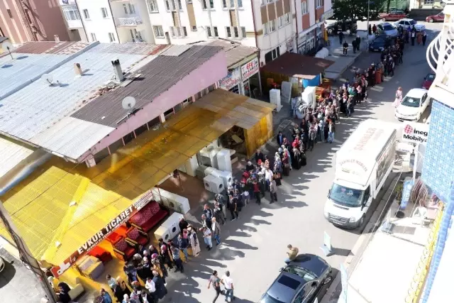 Sivas'ta iş arayanların oluşturduğu kuyruk sokağa sığmadı