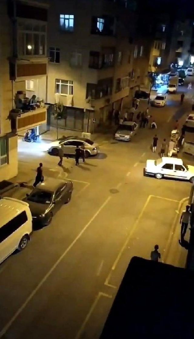 Sultangazi'de iki Suriyeli grup arasında kavga çıktı! O anlar saniye saniye kaydedildi
