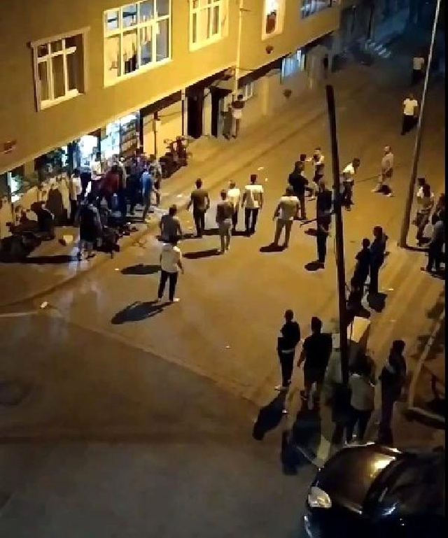 Sultangazi'de iki Suriyeli grup arasında kavga çıktı! O anlar saniye saniye kaydedildi