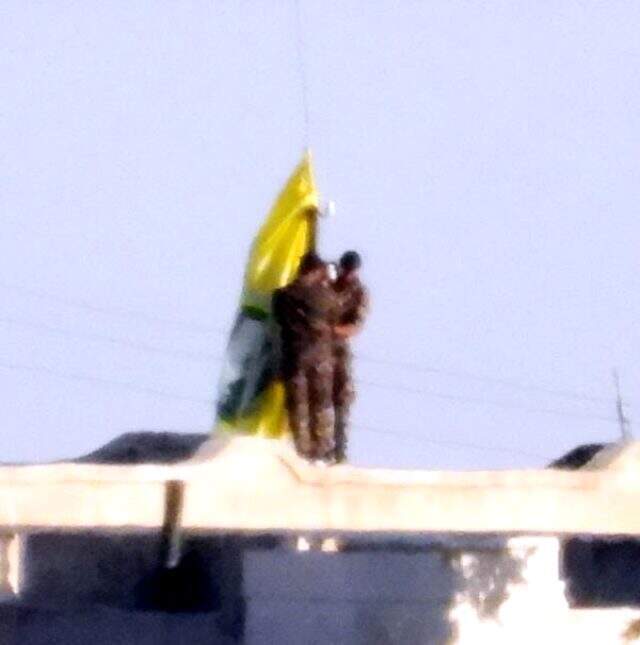 Türkiye'nin güvenli bölge adımı sonrası PKK/YPG'nin sınırda bayrak oyunu Türkiye'nin güvenli bölge adımı sonrası PKK/YPG'den sınırda bayrak oyunu