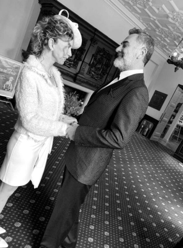 11 yıldır aşk yaşayan oyuncu çift İnci Türkay ve Atilla Saral, Londra'da evlendi