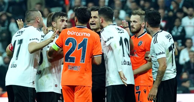 Beşiktaş-Başakşehir maçının ilk yarısı bitti, ortalık karıştı
