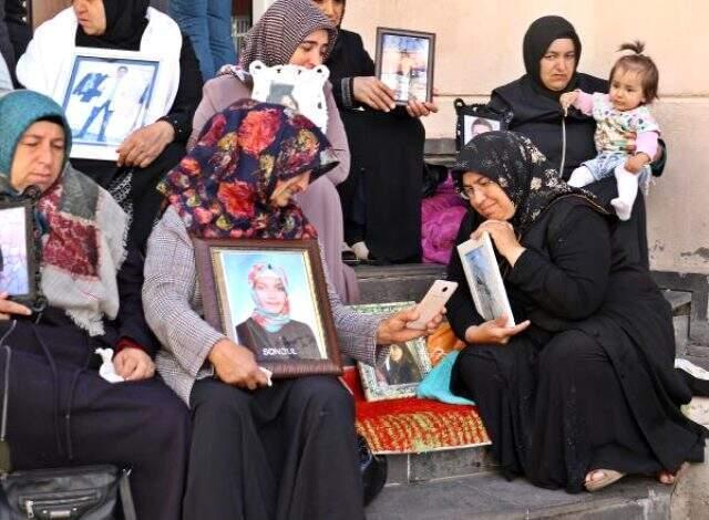 Diyarbakır'da eylem yapan aile, oğlunun ölüm haberini HDP binası önünde aldı