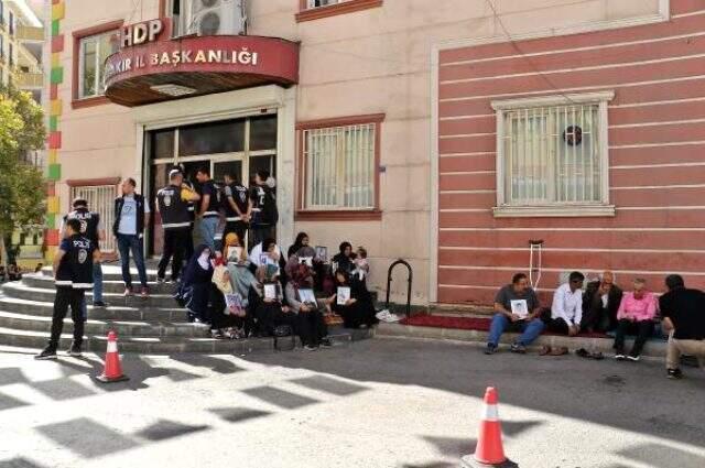 Diyarbakır'da eylem yapan aile, oğlunun ölüm haberini HDP binası önünde aldı
