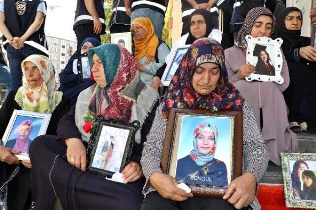 Diyarbakır'da eylem yapan aile, oğlunun ölüm haberini HDP binası önünde aldı