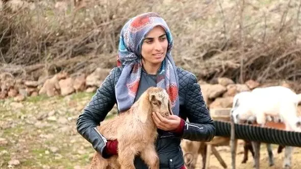 Esra Erol, Şırnaklı Leyla'nın okuma hayalini gerçekleştirdi