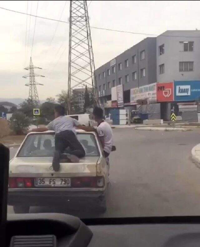  <a class='keyword-sd' href='/izmir/' title='İzmir'>İzmir</a>'de bir kişi seyir halindeki otomobilin üzerinde yolculuk etti