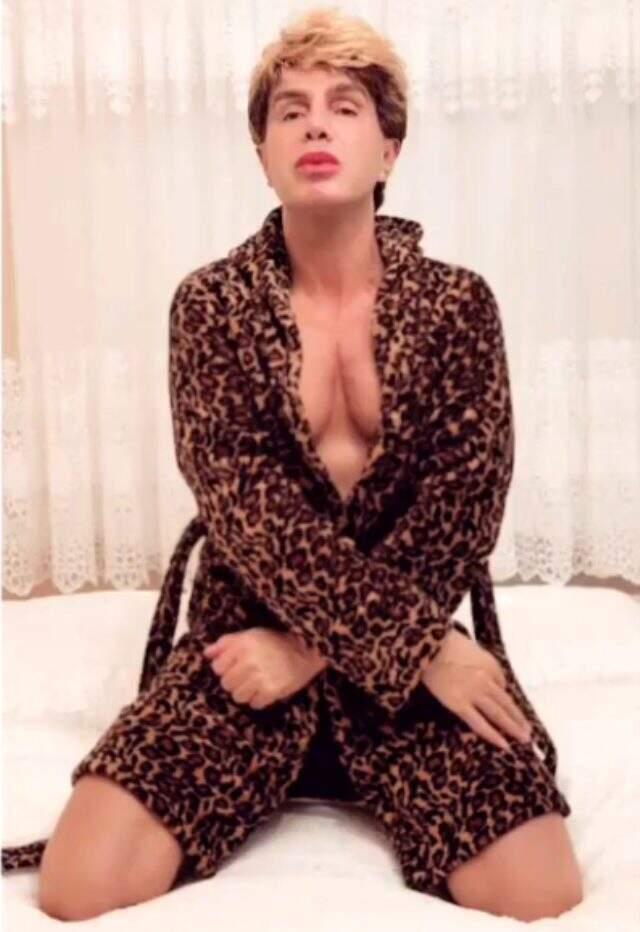 Leopar desenli bornozuyla paylaşım yapan Yılmaz Morgül, göğüsleriyle olay oldu