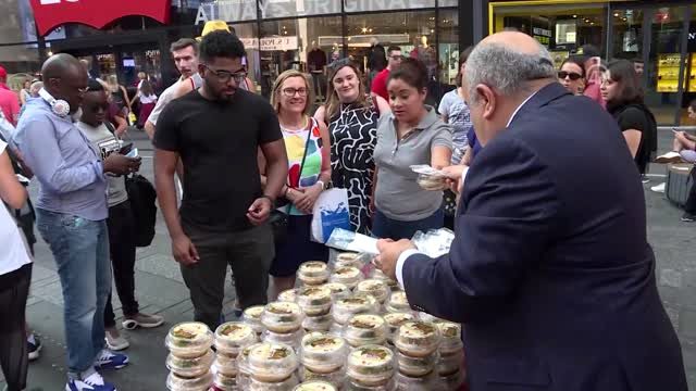 Türk restoran sahibi New York Times Meydanı'nda aşure dağıttı