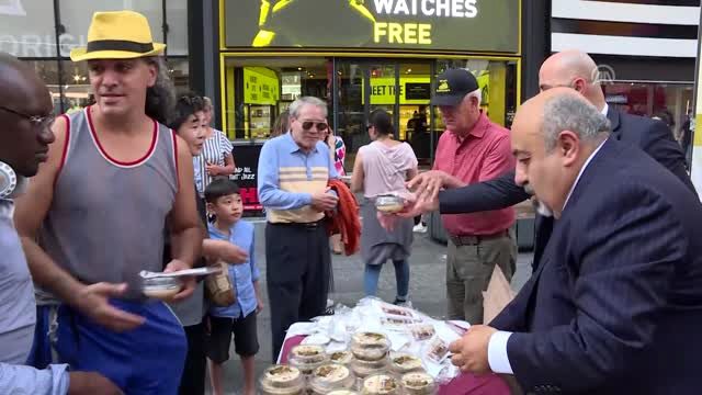Türk restoran sahibi New York Times Meydanı'nda aşure dağıttı