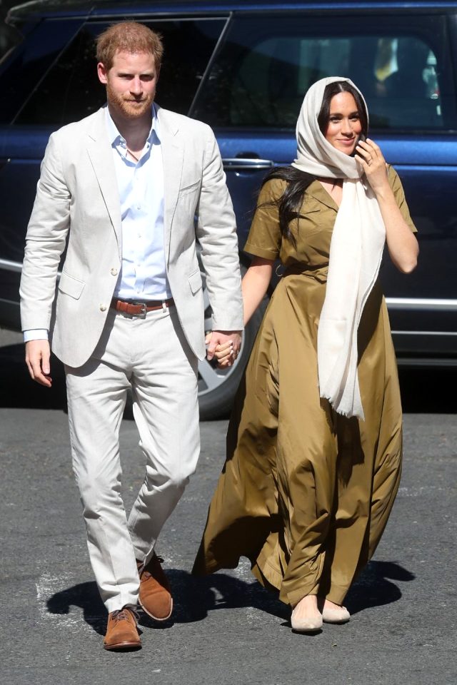 Prens Harry'nin eşi Meghan Markle cami ziyareti için başörtü taktı