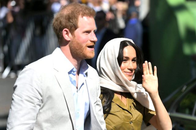Prens Harry'nin eşi Meghan Markle cami ziyareti için başörtü taktı