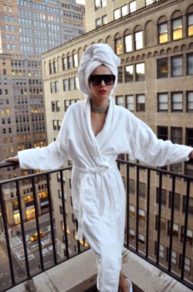 Şarkıcı Ayşe Hatun Önal, lüks otelin balkonunda bornozla poz verdi