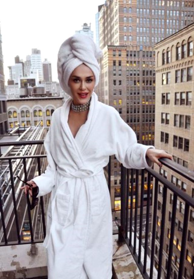 Şarkıcı Ayşe Hatun Önal, lüks otelin balkonunda bornozla poz verdi