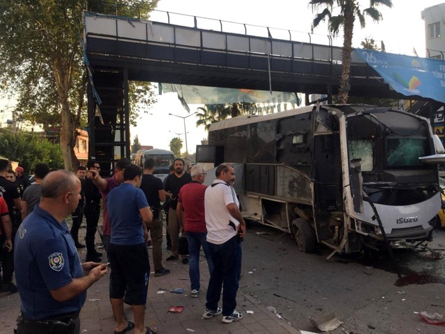Adana'da çevik kuvvet polisine saldırı sonrası olay yerinden ilk görüntüler