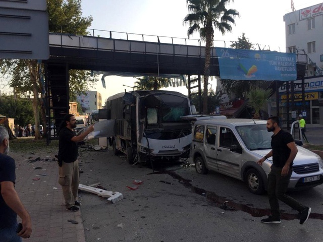 Adana'da çevik kuvvet polisine saldırı sonrası olay yerinden ilk görüntüler