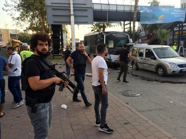 Adana'da çevik kuvvet polisine saldırı sonrası olay yerinden ilk görüntüler