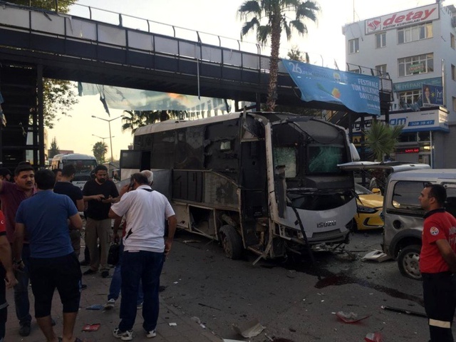 Adana'da çevik kuvvet polisine saldırı sonrası olay yerinden ilk görüntüler