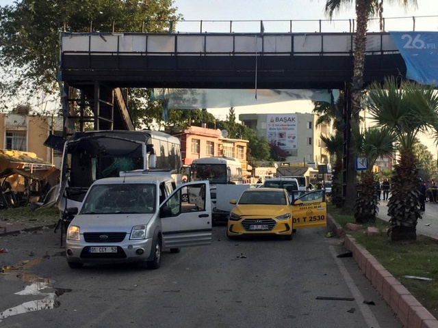 Adana'da çevik kuvvet polisine saldırı sonrası olay yerinden ilk görüntüler