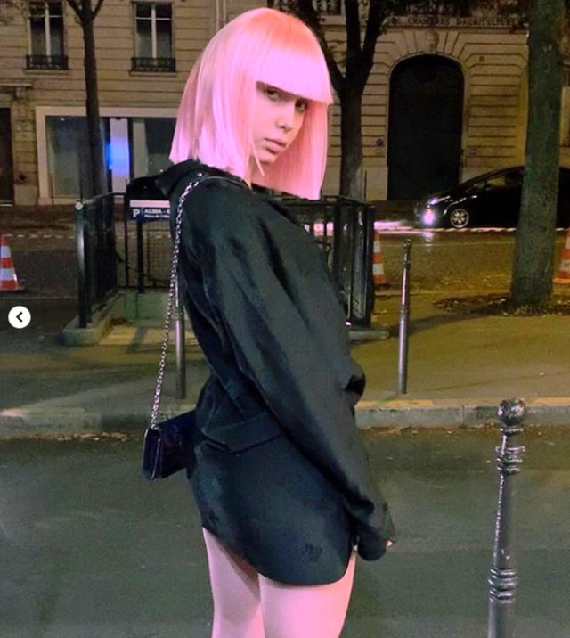 Aleyna Tilki, siyah mini elbisesiyle Paris gecelerine aktı