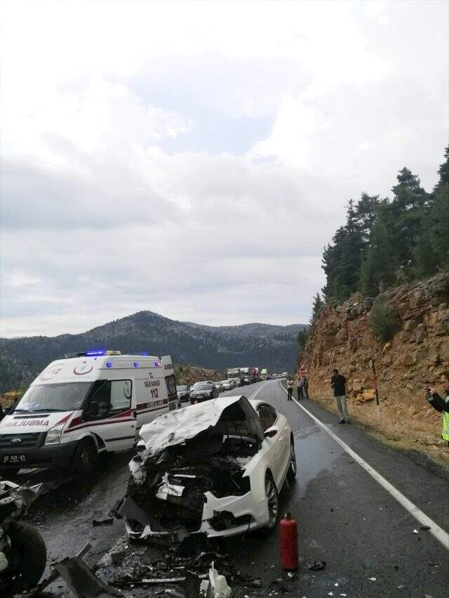 Antalya'da iki otomobil çarpıştı: 4 ölü, 2 yaralı Antalya'da iki otomobil çarpıştı: 4 ölü, 2 yaralı