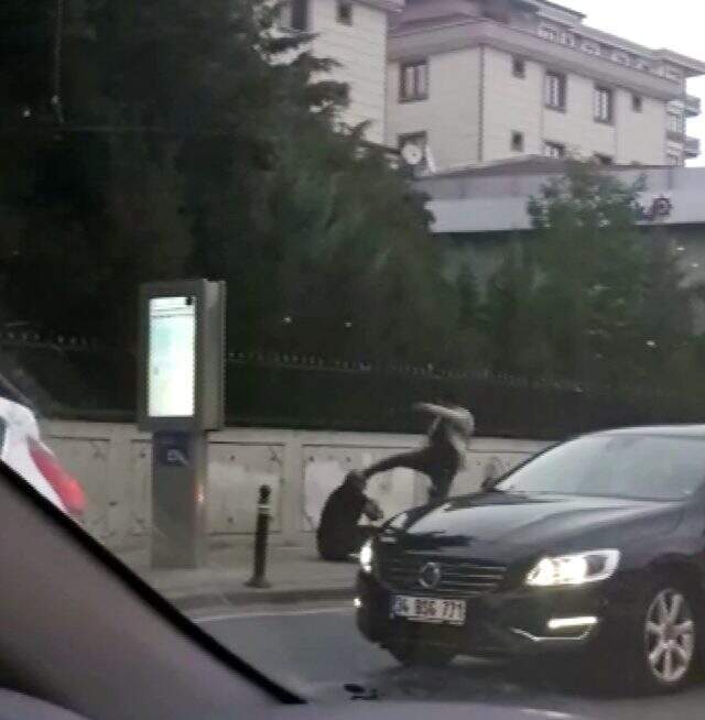 İstanbul'da sokak ortasında bir kişi arkadaşını vurdu <a class='keyword-sd' href='/istanbul/' title='İstanbul'>İstanbul</a>'da bir kişi, sokak ortasında arkadaşının üzerine kurşun yağdırdı