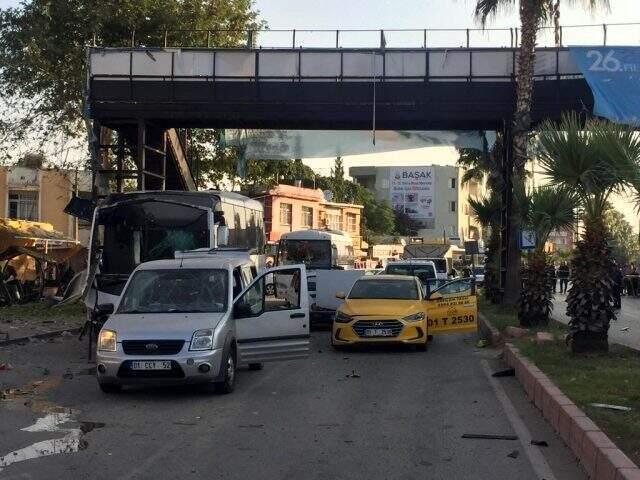 Adana'da polisleri taşıyan otobüse bombalı saldırı: 5 yaralı