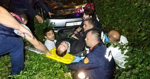 Su kanalına düşen otomobildeki yaralı, ekiplerin bir saat süren çabası sonucu kurtarıldı