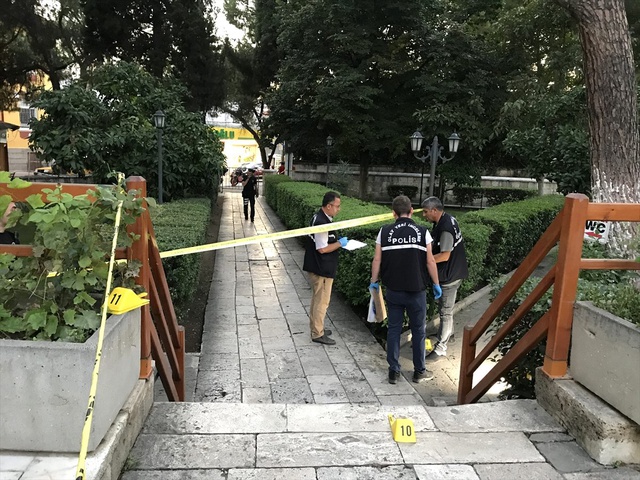 Kendisinden 50 kuruş isteyen tuvalet bekçisinin boğazını kesti