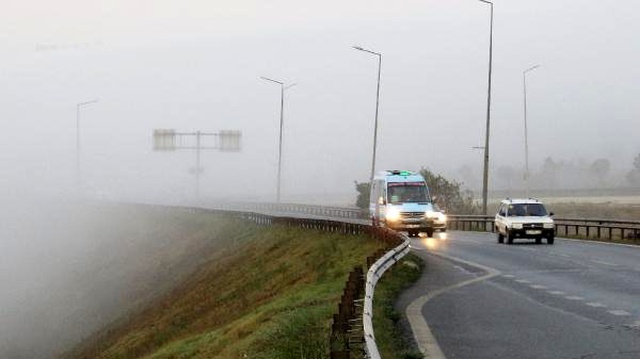 Büyükçekmece'de etkili olan sis, ortaya kartpostallık manzaralar çıkardı
