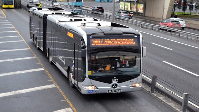 İBB, deprem sonrası İstanbul'da hizmet veren metrobüs sayısını artırdı
